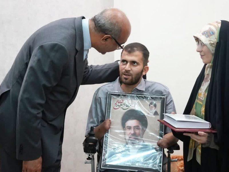 استاندار کرمانشاه: جانباز حسین محمدی سندی زنده از حماسه دفاع مقدس رمضان است