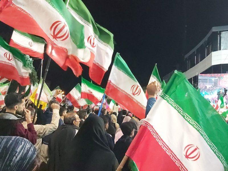 حماسهآفرینی شبانه اهالی کرمان از کوچه تا میدان؛ همه به خیابان آمدهاند