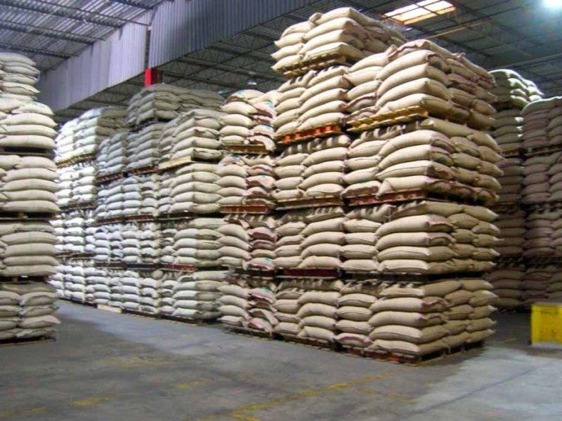 محتکر کالاهای اساسی در قم به دام افتاد
