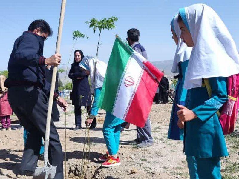 کاشت ۱۶۸ نهال به یاد شهدای مدرسه میناب در قم