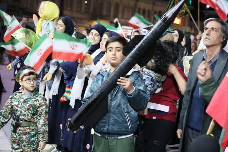 میدان‌ داری همدانی ها با پرچم ایران در شب هشتادو دوم