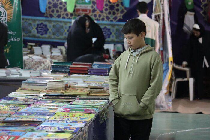 فیلم| نمایشگاه کتاب با ۵۰ درصد تخفیف در یزد