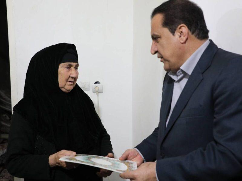 استاندار ایلام به دیدار خانواده ۱۰ شهید جنگ تحمیلی چرداول رفت