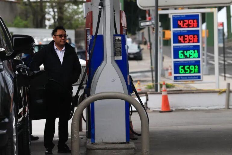 الجزیره: قیمت بنزین در آمریکا ۵۰ درصد بالاتر از آغاز جنگ ایران است