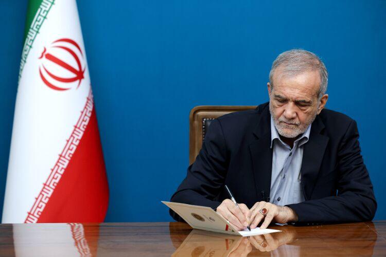 پزشکیان: خیام تجسم عینی تلاقی «علم و اندیشه جهانی» با «ادب ایرانی» است