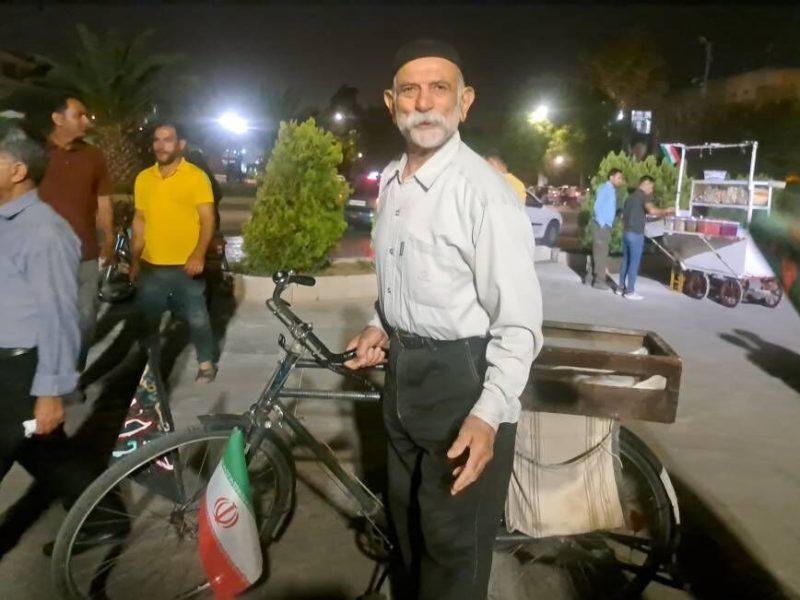 پیرمردی با دوچرخه هخامنشی در میان جمعیت شب‌های شیراز