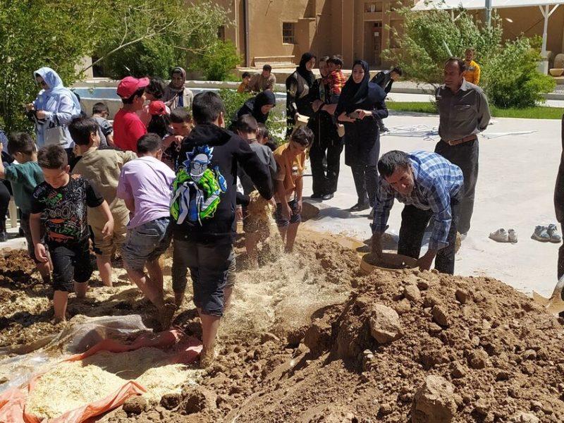 فیلم| فرایند تهیه مصالح ساختمانی سنتی به نسل‌های آینده آموزش داده شد