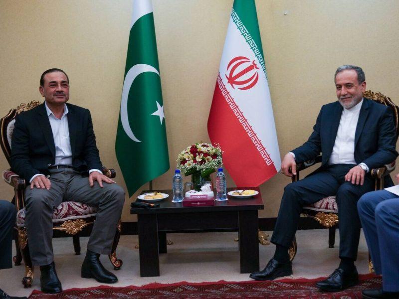 دیدار و گفت وگوی فرمانده ارتش پاکستان با عراقچی در تهران