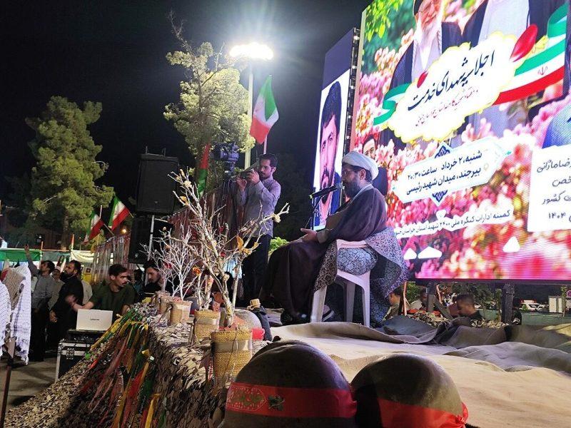 مطالبه خون شهدای خدمت و حقوق ملت نباید فراموش شود