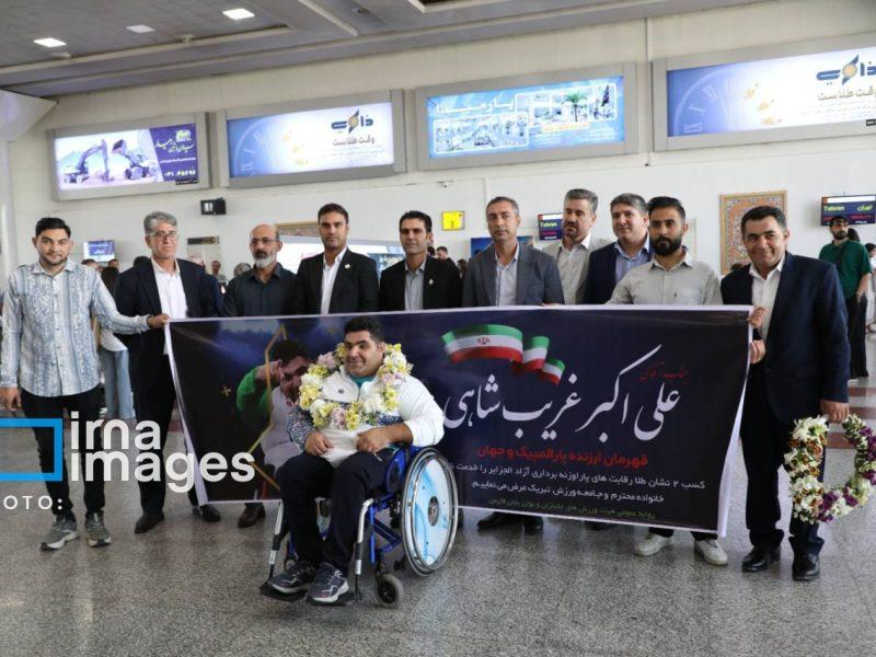 وزنه بردار طلایی از الجزایر به شیراز رسید؛ استقبال از قهرمان پرافتخار پارالمپیک