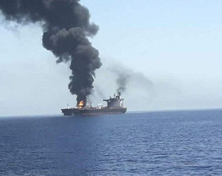 حادثه دریایی در نزدیکی سواحل عمان؛ یک نفتکش دچار آتش‌سوزی شد
