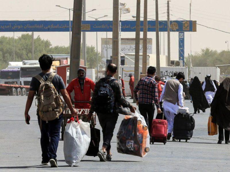 انتقال ۴۰۸ زندانی افغانستانی از مرز دوغارون تایباد به کشورشان