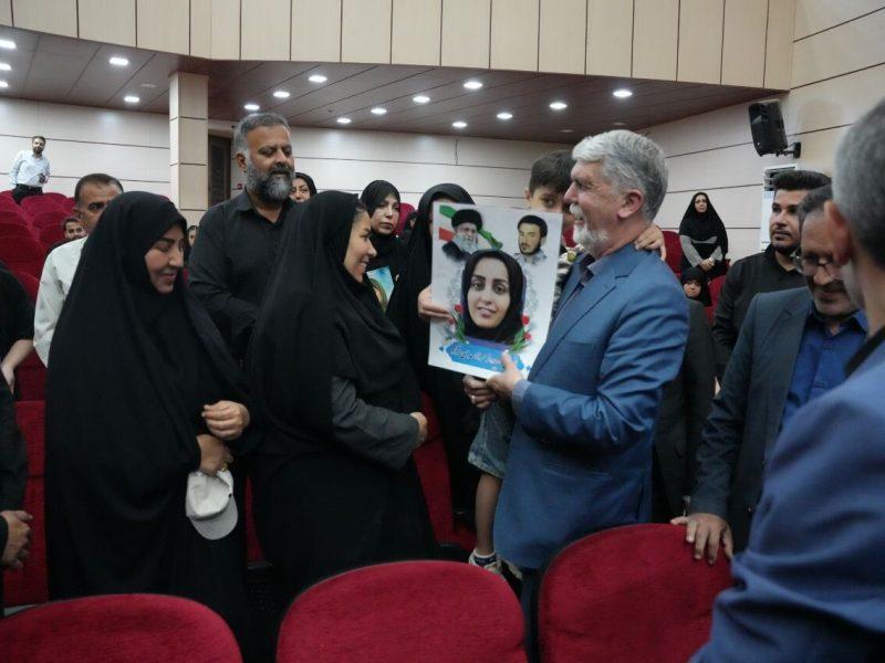 صالحی با خانواده شهدای جنگ تحمیلی سوم و اهالی فرهنگ لامرد دیدار کرد