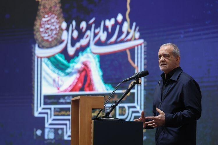 سخنی که موجب تفرقه شود، آب ریختن به آسیاب دشمن است/ مذاکرات با عزت و اقتدار پیگیری می‌شود