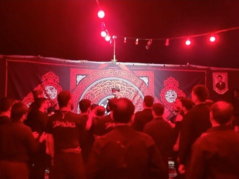 فیلم| آیین شام غریبان حسینی در جوار شهدای گمنام تپه نورالشهدا شیراز