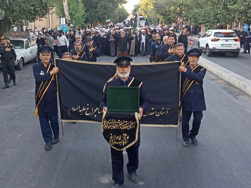 اجتماع عاشقان حسینی در شیراز؛ حرکت دسته‌های عزاداری از مسجد شهدا تا امامزاده ابراهیم(ع) 