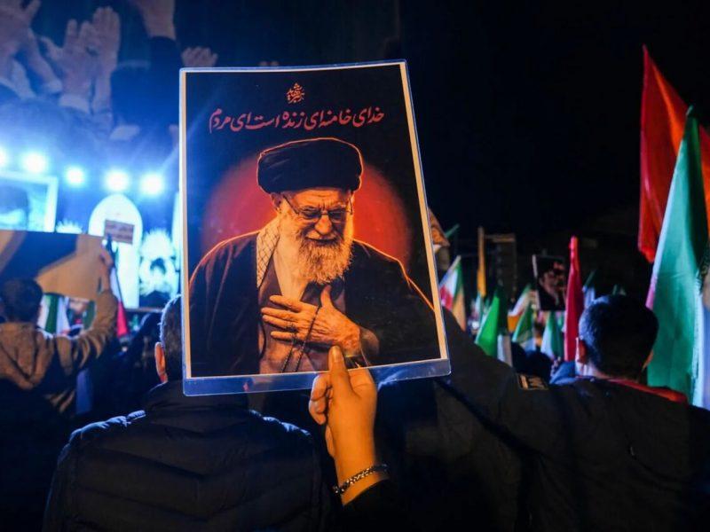 همگامی هنرمندان فارس در بدرقه رهبر شهید؛ مشت‌های گره‌خورده بر پیشانی تاریخ