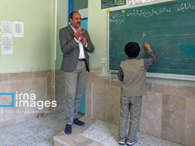 حقوق آموزگاران مناطق مرزی ایلام افزایش مییابد