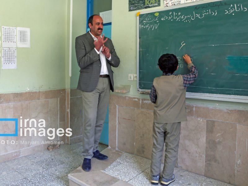 حقوق آموزگاران مناطق مرزی ایلام افزایش مییابد