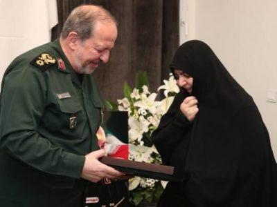 درجه سرلشکری سه شهید وزارت دفاع به خانوادههای آنان اهدا شد