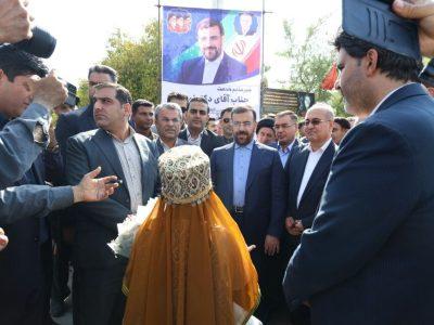 استاندار فارس در کازرون؛ از افتتاح طرح آموزشی تا بررسی موانع تولید