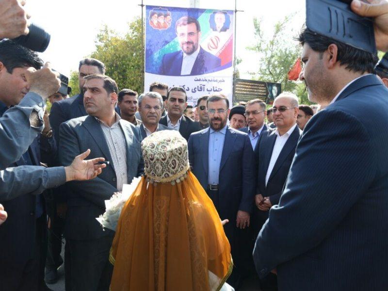 استاندار فارس در کازرون؛ از افتتاح طرح آموزشی تا بررسی موانع تولید