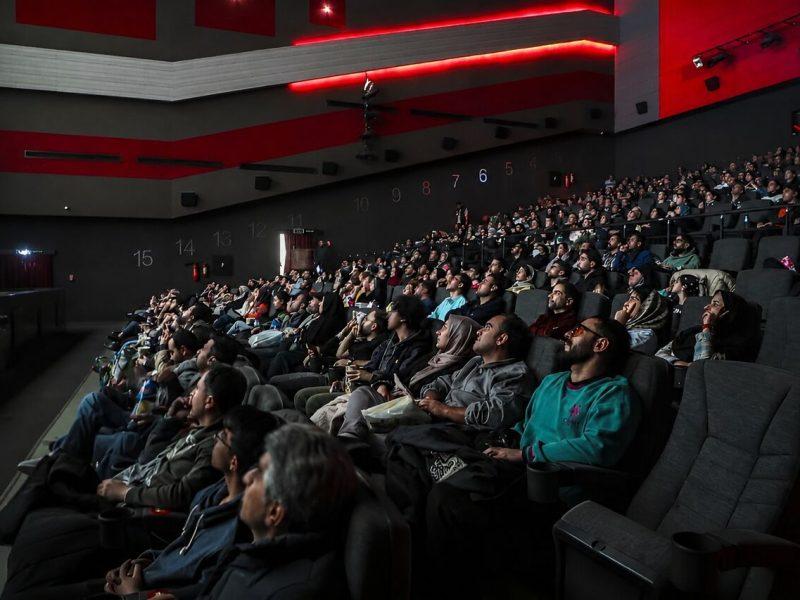 رشد ۳۰ درصدی مخاطبان و فروش ۴۳ میلیاردی سینما در آخرین هفته مرداد/ زندهشور در صدر
