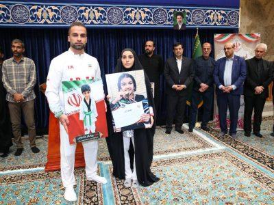 بدرقه پرچمداران کاروان «فرشتههای میناب» در رواق الذکر حرم رضوی