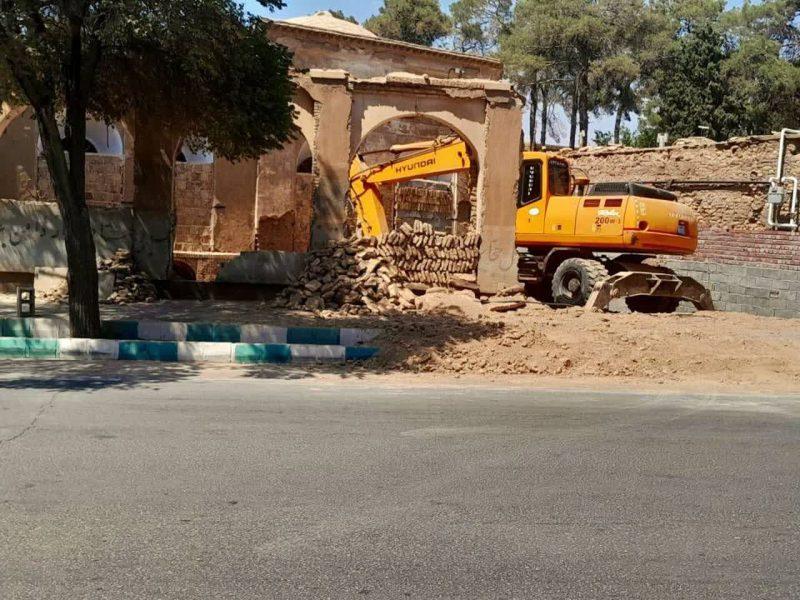 مرمت با بیل مکانیکی!؛ خطر بیخ گوش خانههای تاریخی در کرمان