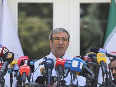 فیلم | نشست خبری استاندار خراسان رضوی در محوطه باز و بارش باران تابستانی