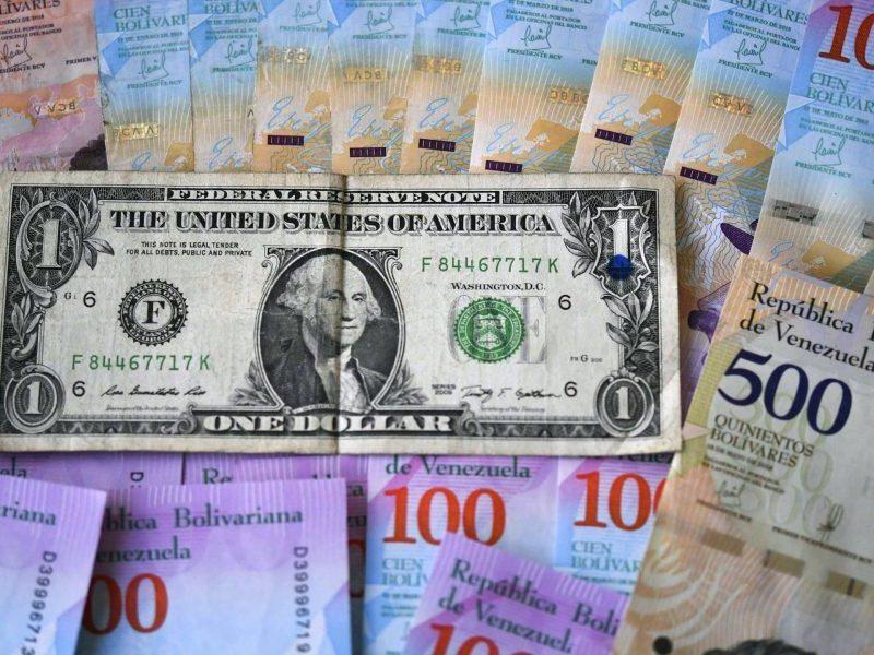 نسخه «پزشک پول» برای تورم ۴۰۰ درصدی ونزوئلا؛ دلار جایگزین بولیوار میشود؟