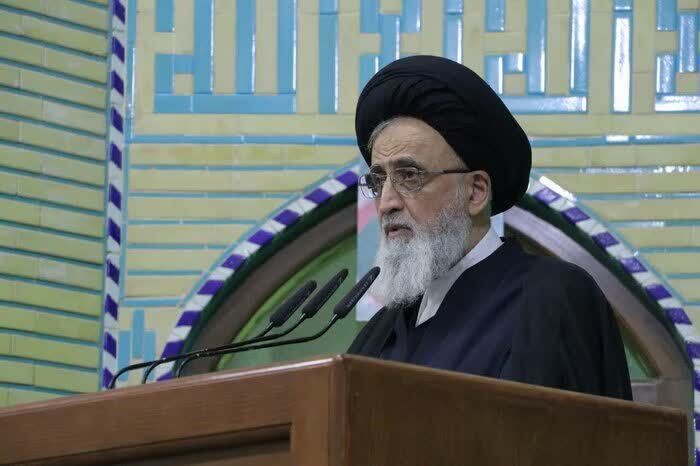 امام جمعه موقت یزد: مطالبات مردم را با تکیه بر توان داخلی پیگیری کنیم