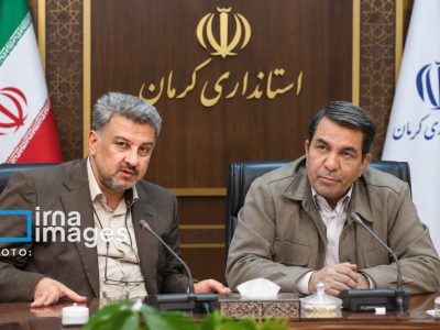 استاندار کرمان خواستار تسریع در اتصال نیروگاههای خورشیدی به شبکه برق شد
