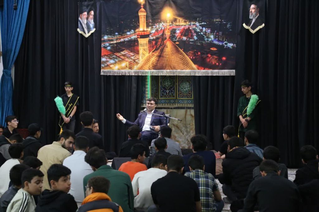 به گزارش روابط عمومی فرمانداری شهرستان شیروان، محمد احمدی در جمع نوجوانان هیئت بقیةالله(عج) مسجد جامع شیروان، با گرامیداشت یاد و خاطره شهدا، نقش نسل جوان را در آینده ایران تعیین‌کننده دانست و اظهار کرد: جوانان این سرزمین در مقاطع مختلف، از دوران دفاع مقدس تا عرصه‌های علمی، مدیریتی و اجتماعی، توانمندی خود را به اثبات رسانده‌اند و امروز نیز بخش مهمی از مسیر پیشرفت کشور باید با اعتماد به جوانان و میدان دادن به ظرفیت‌های آنان طی شود.